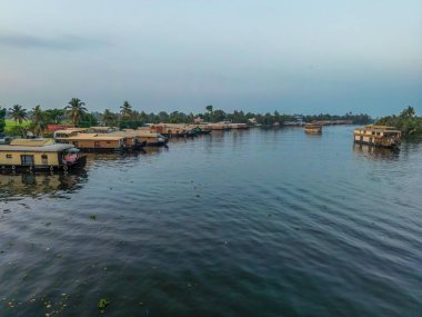 Kerala 'nın durgun sularının ve yüzen ev turizminin insansız hava aracı görüntüleri.