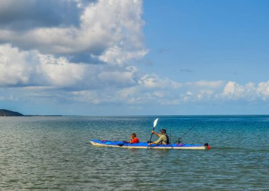 Maputo Mozambik 'teki Portekiz adasının mavi gökyüzünün altındaki el değmemiş ve turkuaz plajı.