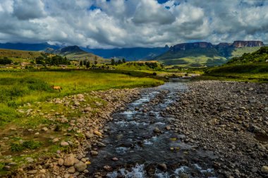Bulutlu bir günde Drakensberg Dağları 'nın Kraliyet amfi tiyatrosu