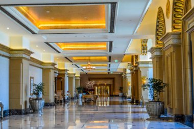 Majestic ve Palatial plajı Birleşik Arap Emirlikleri 'nde Abu Dabi' deki Emirates Sarayı olarak bilinen beş yıldızlı otelin önünde.