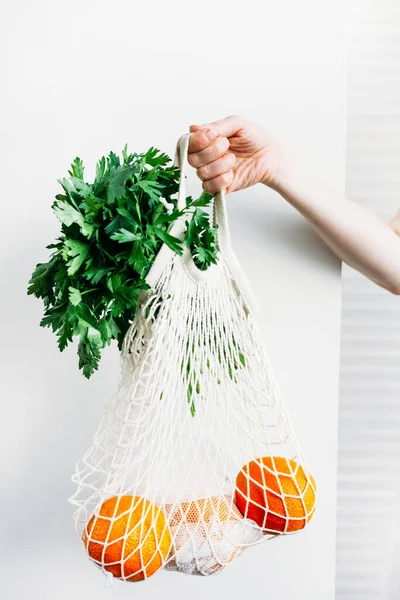 Una Niña Vestido Blanco Sostiene Una Bolsa Para Alimentos Eco — Foto de Stock