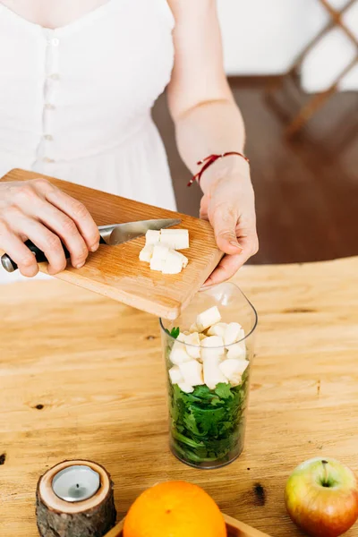 Muchacha Prepara Coctel Los Productos Sanos Los Batidos Verdes Los — Foto de Stock