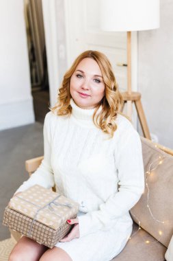 Kız elinde hediye, bayram hediyesi, Noel ve yeni yıl hazırlığı