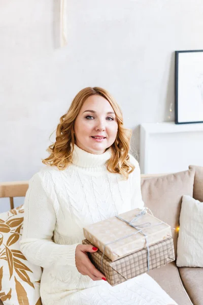 Meisje Met Cadeautje Vakantiecadeau Kerstmis Nieuwjaarsvoorbereiding — Stockfoto