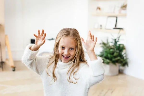 Petite Fille Aux Cheveux Blonds Dans Pull Blanc Jouant Près — Photo