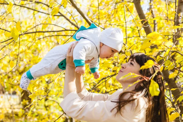 어머니가 아기를 데리고 아이가 가을에 공원이나 걷습니다 나뭇잎은 자연의 아름다움 — 스톡 사진