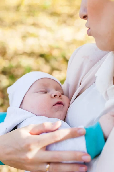 Mamma Con Bambino Bambino Cammina Autunno Nel Parco Nella Foresta — Foto Stock