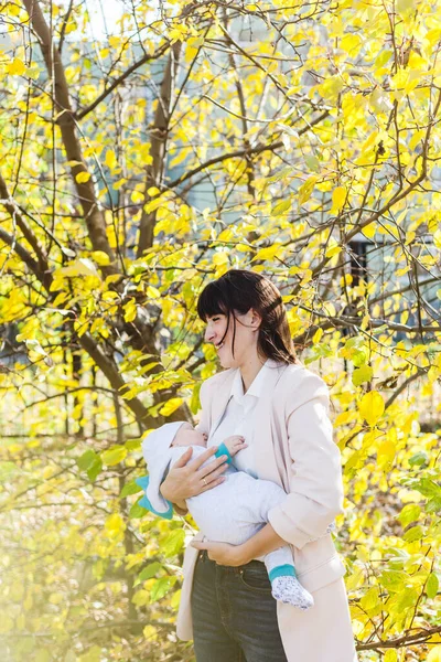 어머니가 아기를 데리고 아이가 가을에 공원이나 걷습니다 나뭇잎은 자연의 아름다움 — 스톡 사진
