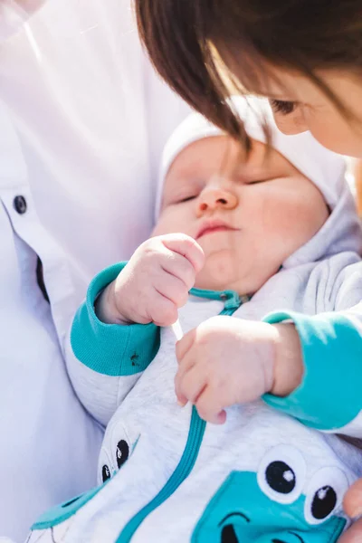 Mamma Tiene Bambino Tra Braccia Autunno — Foto Stock