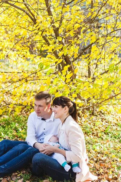 Mam Pap Met Een Baby Een Jongetje Dat Herfst Het — Stockfoto