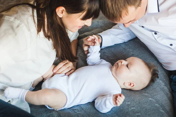 아들이 갓난아기 가정과 아기와 의사소통을 — 스톡 사진