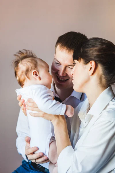 Äiti Isä Joilla Pieni Poika Kotona Vastasyntynyt Vauva Koti Mukavuus — kuvapankkivalokuva