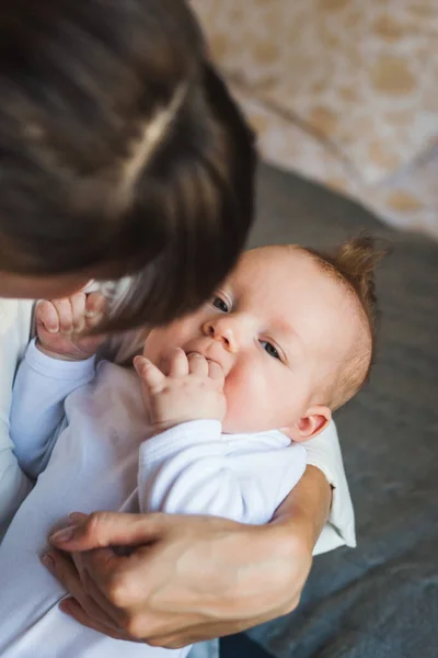 아들이 어머니 태어난 집에서 아기와 의사소통을 어머니 — 스톡 사진