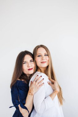 İki kız kardeş, iki kız kardeş birbirlerine sarılırlar, aile.