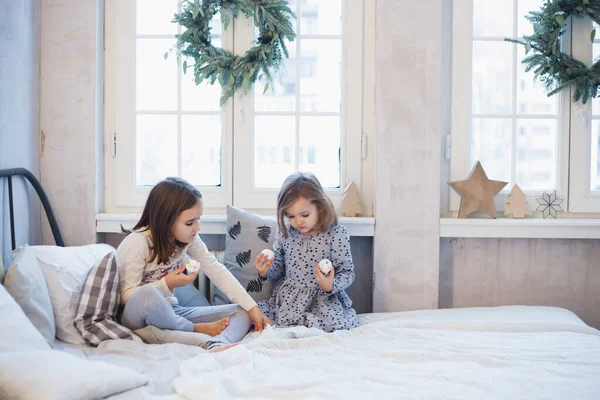 Chambre Est Décorée Pour Nouvelle Année Les Petites Sœurs Sont — Photo