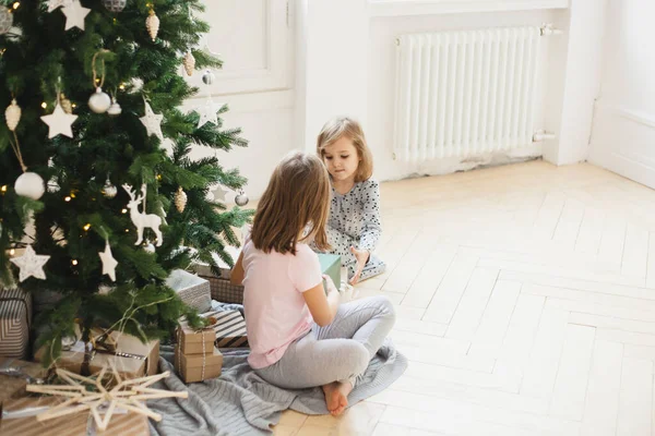 Chambre Est Décorée Pour Nouvelle Année Les Filles Sœurs Sont — Photo