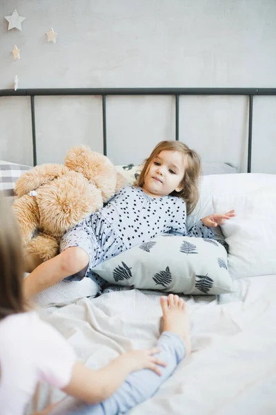 Chambre Décorée Pour Nouvel Noël Petite Fille Couchée Lit Mur — Photo