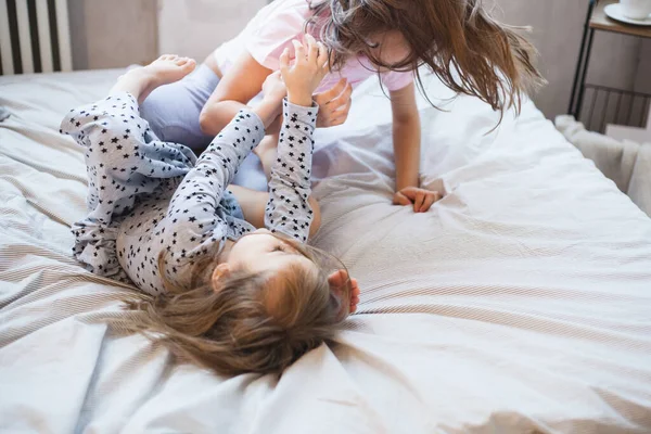 Комната Украшена Новый Год Маленькие Сестры Сидят Кровати Играют Игры — стоковое фото