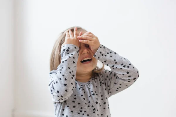 Mädchen Schwestern Der Nähe Der Weißen Wand Emotionen Kindheit Wachstum — Stockfoto