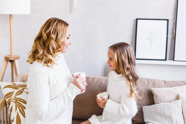 Mère Fille Chandails Légers Sont Assis Sur Canapé Chambre Est — Photo