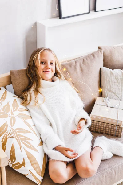 Bébé Fille Pull Léger Assis Sur Canapé Chambre Décorée Pour — Photo