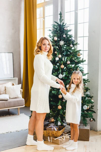 Une Fille Avec Mère Près Sapin Noël Intérieur Décoré Pour — Photo