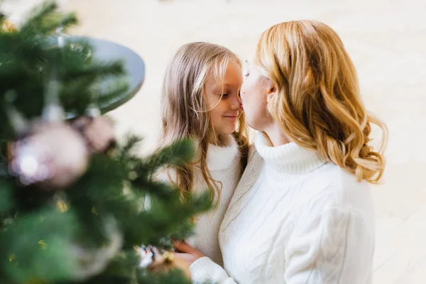 Une Fille Avec Mère Près Sapin Noël Intérieur Décoré Pour — Photo