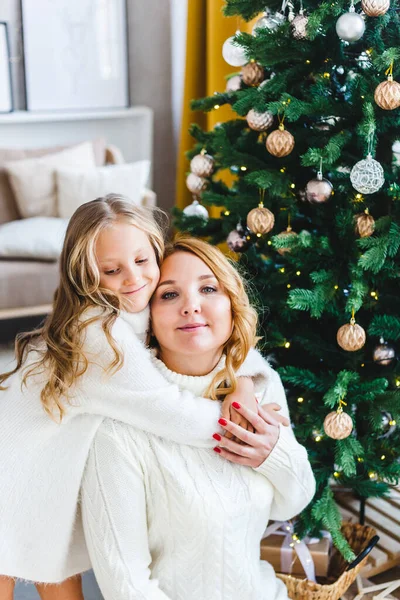 Une Fille Avec Mère Près Sapin Noël Intérieur Décoré Pour — Photo