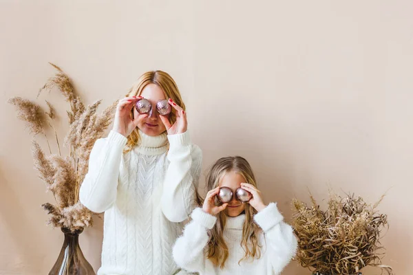 Fille Aux Cheveux Longs Pull Blanc Maman Près Fond Beige — Photo