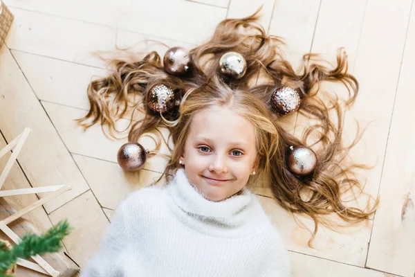 Fille Couchée Sur Sol Cheveux Blonds Décor Pour Nouvel Noël — Photo