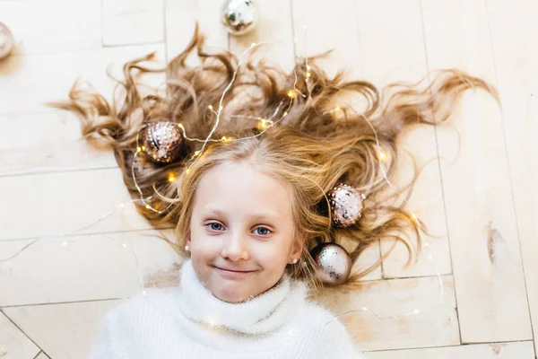 Fille Couchée Sur Sol Cheveux Blonds Décor Pour Nouvel Noël — Photo