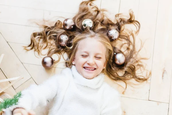 Девушка Лежит Полу Светлые Волосы Декор Нового Года Рождества Домашнее — стоковое фото