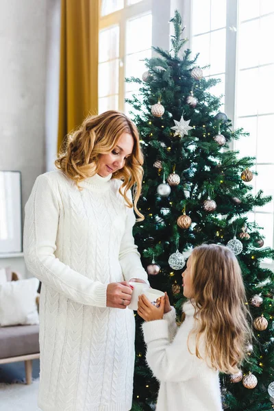 Une Fille Avec Mère Près Sapin Noël Intérieur Décoré Pour — Photo