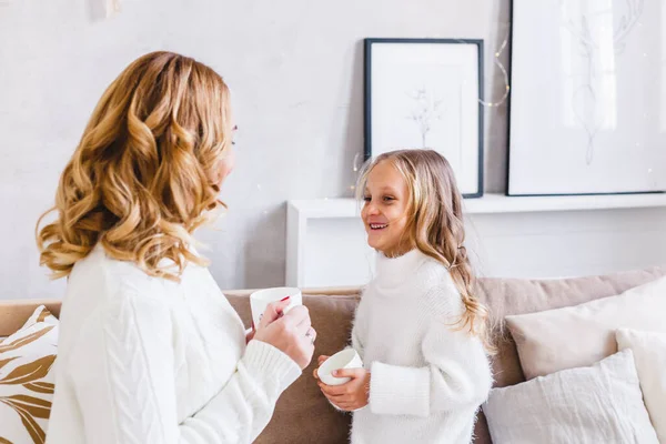 Mère Fille Chandails Légers Sont Assis Sur Canapé Chambre Est Photo De Stock