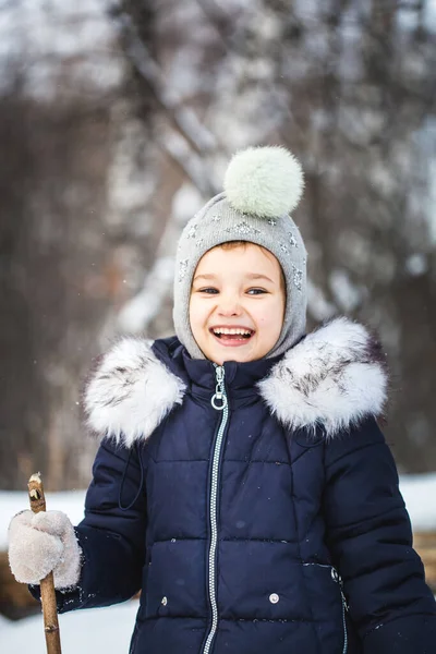 Fille Enfant Marchant Dans Forêt Hiver Dans Une Veste Bleue Image En Vente