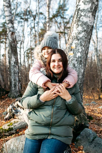 자연계의 어머니와 숲이나 공원에서 의사소통과 건강을 즐긴다 — 스톡 사진