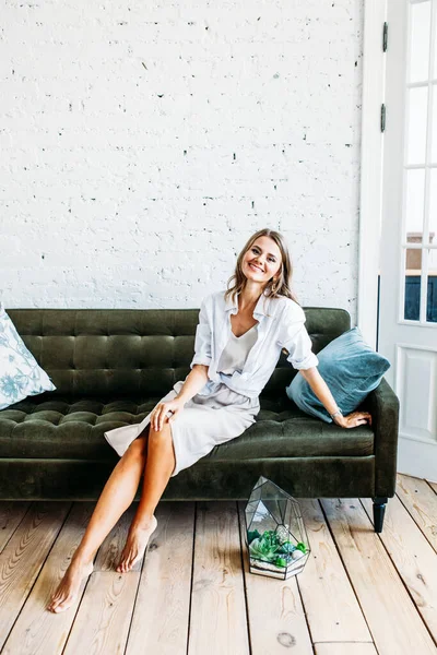 オフィスや自宅のソファに座っている薄着の女の子室内装飾 — ストック写真