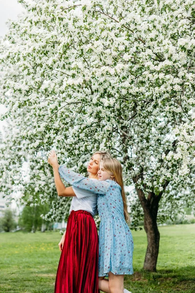 Mère Fille Tiennent Étreintes Sous Les Arbres Fleurs Printemps Été — Photo