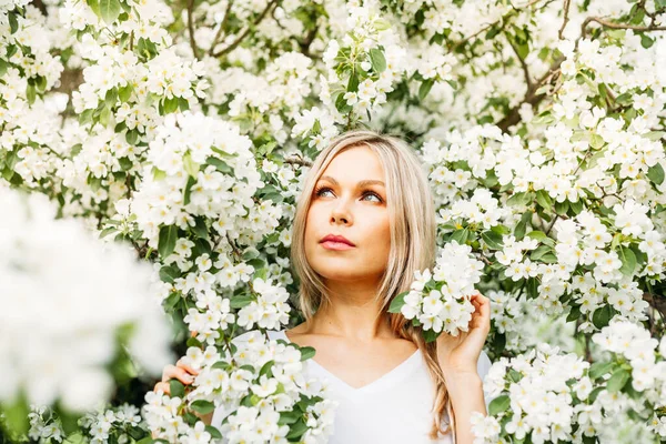 Belle Fille Aux Cheveux Clairs Lunettes Près Des Arbres Fleurs Photo De Stock