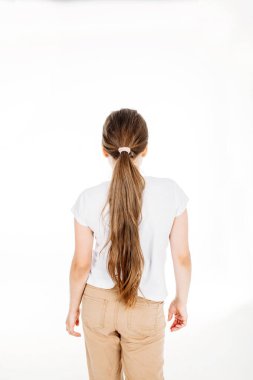 Beyaz tişörtlü bir kız, beyaz arka planda uzun saçlı bir pantolon, stüdyo, genç kız.