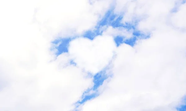 青いパノラマの空にハートシンボルの形の雲 テーマの背景が好き 高解像度 — ストック写真