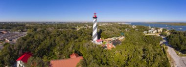 St. Augustine Deniz Feneri hava manzaralı panorama. Bu ışık, ABD 'nin Florida eyaletinin St. Augustine kentindeki Anastasia Adası' nın ulusal tarihi simgesidir..