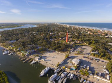 Ponce de Leon Inlet Lighthouse, Orta Florida, ABD 'de bulunan Ponce Inlet kasabasının ulusal tarihi simgesidir..
