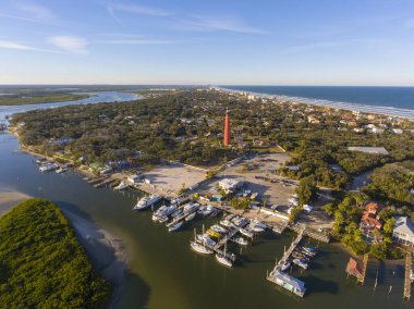 Ponce de Leon Inlet Lighthouse, Orta Florida, ABD 'de bulunan Ponce Inlet kasabasının ulusal tarihi simgesidir..