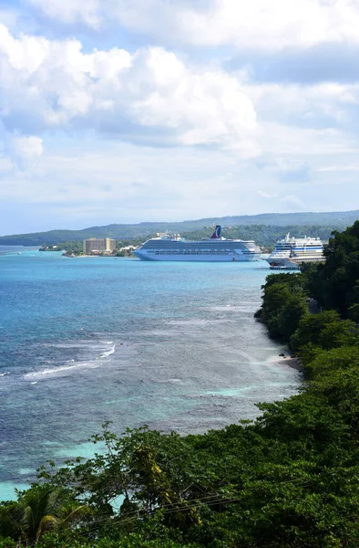 牙买加奥乔里奥斯沿海的嘉年华游轮胜利锚 — 图库照片