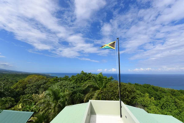 Bandiera Della Giamaica Sventola Contro Cielo Blu Bandiera Della Giamaica — Foto Stock