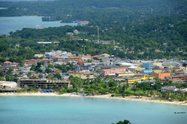 Jamaika, Mystic Mountain 'ın tepesinden Ocho Rios hava görüntüsü.