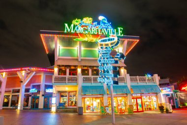 Orlando, Florida, ABD 'deki Universal Stüdyoları Parkı' nda geceleyin CityWalk Margaritaville..