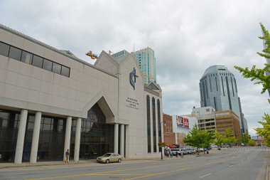 Mckendree Birleşik Metodist Kilisesi ve Hristiyan Yaşam Merkezi ve Nashville, Tennessee, ABD merkezindeki Commerce Caddesi 'ndeki One Nashville Place.