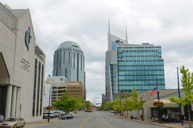 Mckendree Birleşik Metodist Kilisesi ve Hristiyan Yaşam Merkezi ve Nashville, Tennessee, ABD merkezindeki Commerce Caddesi 'ndeki One Nashville Place.